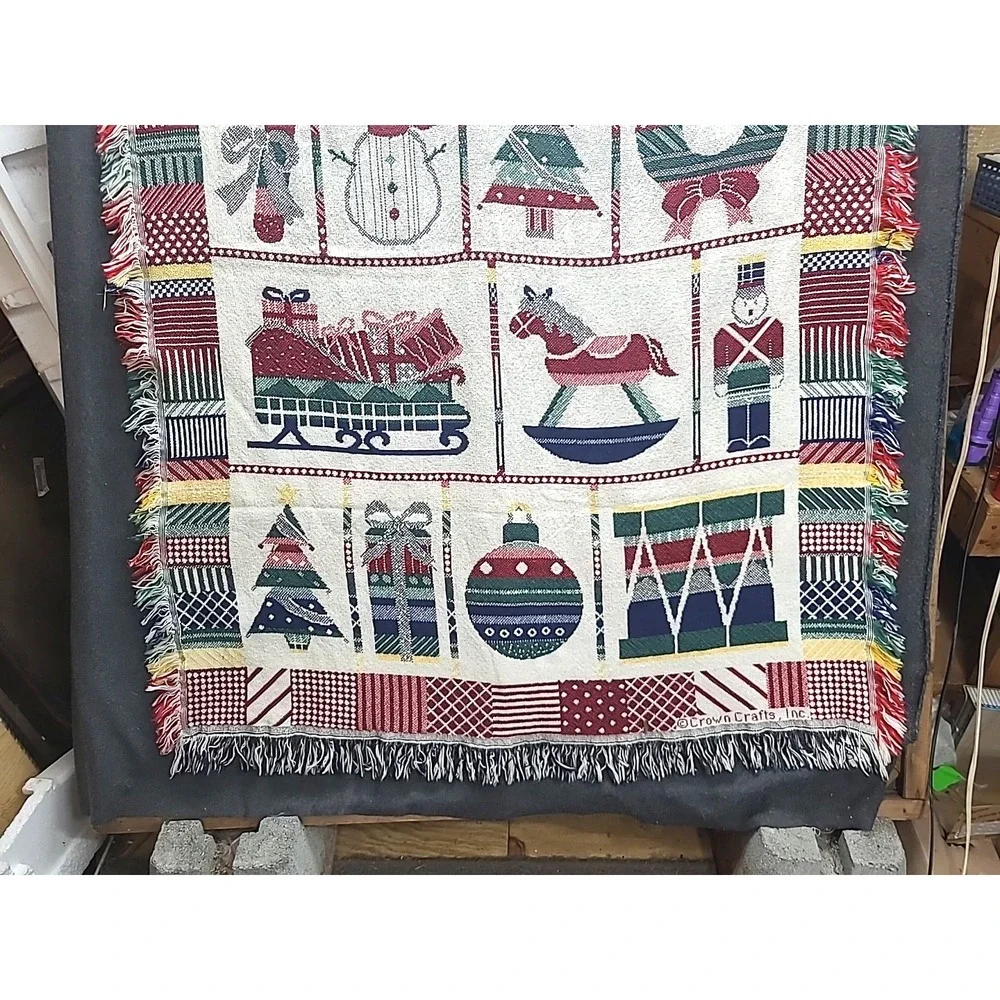 Crown Crafts Vintage Christmas Throw Wall Hanging Sofa Throw Cream 60x42‎